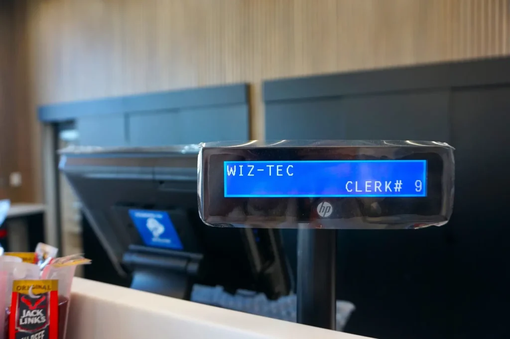 Personne Faisant Face à l’Affichage de Prix qui lit Wiz-Tec Clerk #9
